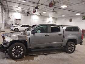 147.gm8f21 Chevrolet Truck Local Pickup Only Colorado 2021 Topper/tonneau