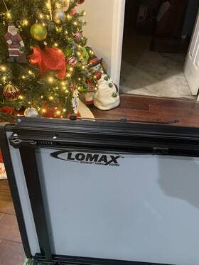 B1050029 Lomax Hard Tri-fold Bed Cover. Come Off A Dodge Ram 1500 Fits 6 1