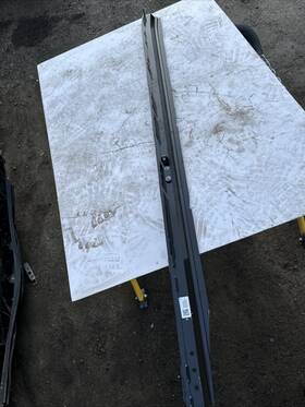1852129-98-d Tesla Cybertruck Horizontal Tonneau Guide Rail Rh Easily Repaired